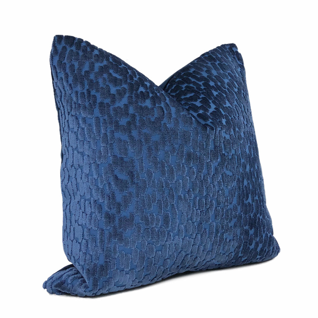 Giant Blue Clam | Throw Pillow